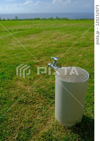 海辺の牧草地と水道の蛇口 120232973
