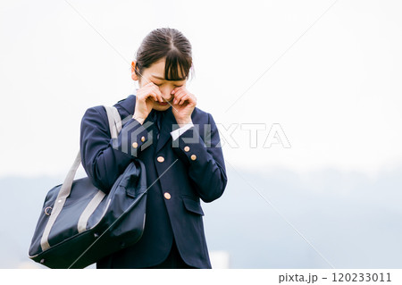 通学・登校・下校時に泣く女子高生（泣き虫・涙・いじめ・登校拒否・不登校） 120233011