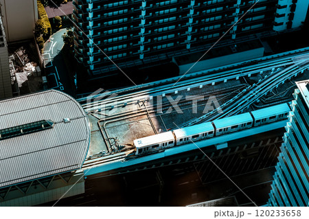 View the automated monorail retuning to its station in Tokyo 120233658