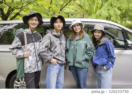 友達と山にお出かけする男女グループ アウトドア 卒業旅行イメージ 友達と山にお出かけする男女グループ アウトドア 卒業旅行イメージ 120233730