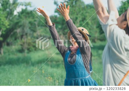 両手をあげて上を見上げる 両手をあげて上を見上げる 120233826