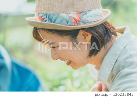 自然を楽しむ若い女性 120233843