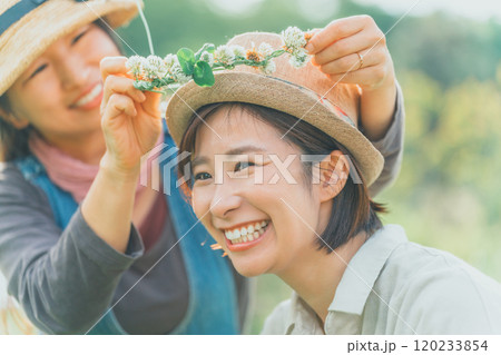 シロツメクサで花かんむり作り 120233854