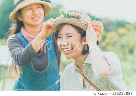 シロツメクサで花かんむり作り 120233857