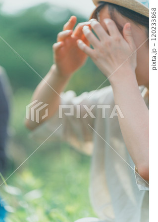 散歩すると、じっとりとおでこに汗をかく 120233868