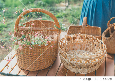 お花摘み用の籠 120233886