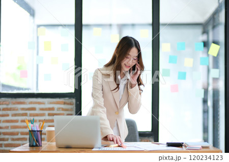 Businesswoman consulting with clients and analyzing online marketing strategies 120234123