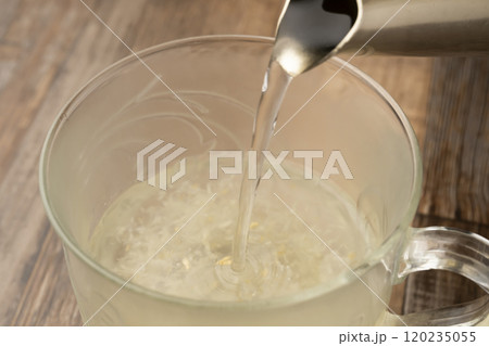 生姜湯　おろし生姜の入ったカップにお湯を注ぐ 120235055