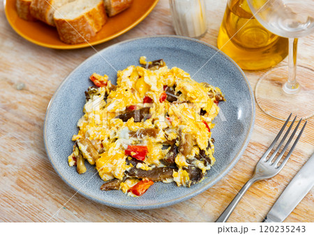 Omelette with mushrooms and bell peppers Omelette with mushrooms and bell peppers 120235243