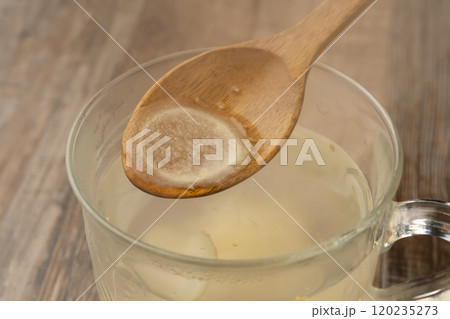 生姜湯 スプーンで生姜湯を持ち上げる 生姜湯 スプーンで生姜湯を持ち上げる 120235273
