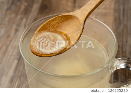 生姜湯　スプーンで生姜湯を持ち上げる　 120235280