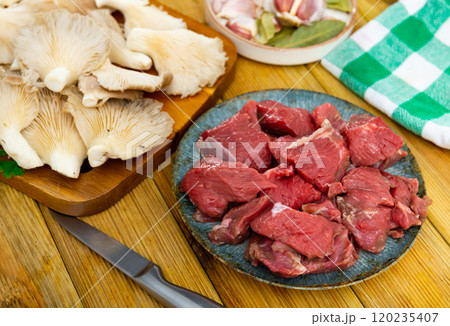 Pieces of raw veal with oyster mushrooms 120235407
