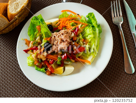 Canned tuna in lettuce heart - dish for weight loss Canned tuna in lettuce heart - dish for weight loss 120235752