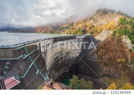 黒部ダムのある風景　紅葉　富山2024 120236409