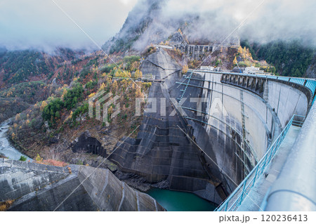 黒部ダムのある風景　紅葉　富山2024 120236413