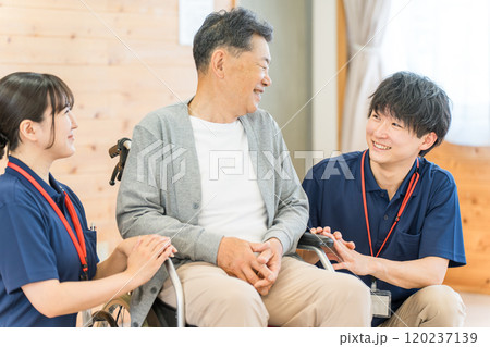 車椅子のシニア男性患者に笑顔で声をかける言語聴覚士・理学療法士の女性(認知症・リハビリ) 車椅子のシニア男性患者に笑顔で声をかける言語聴覚士・理学療法士の女性(認知症・リハビリ) 120237139