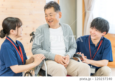 車椅子のシニア男性患者に笑顔で声をかける言語聴覚士・理学療法士の女性(認知症・リハビリ) 車椅子のシニア男性患者に笑顔で声をかける言語聴覚士・理学療法士の女性(認知症・リハビリ) 120237140