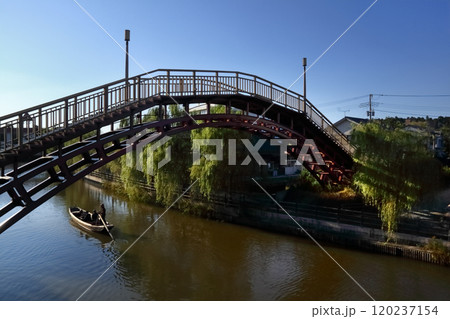ロマンチック茨城（水郷、潮来十二橋めぐり、通称「太鼓橋」。徳川光圀も訪れたと伝わる。） 120237154