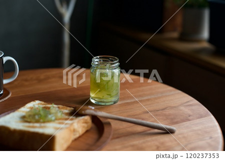 朝食のトーストと青レモンのマーマレード 朝食のトーストと青レモンのマーマレード 120237353