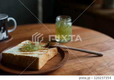 朝食のトーストと青レモンのマーマレード 朝食のトーストと青レモンのマーマレード 120237354