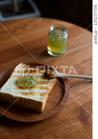 朝食のトーストと青レモンのマーマレード 朝食のトーストと青レモンのマーマレード 120237356