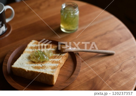 朝食のトーストと青レモンのマーマレード 朝食のトーストと青レモンのマーマレード 120237357