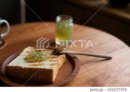 朝食のトーストと青レモンのマーマレード 朝食のトーストと青レモンのマーマレード 120237358