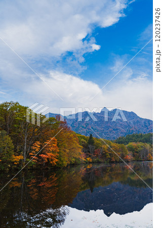 秋の紅葉に染まる早朝の戸隠高原の鏡池 120237426