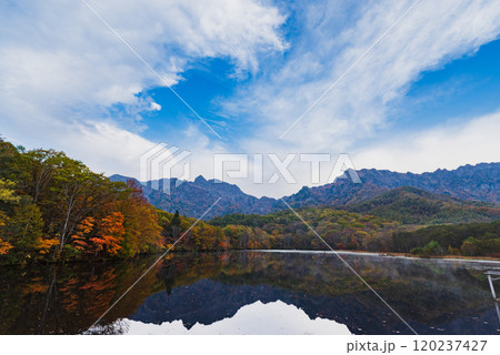 秋の紅葉に染まる早朝の戸隠高原の鏡池 秋の紅葉に染まる早朝の戸隠高原の鏡池 120237427