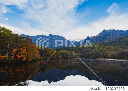 秋の紅葉に染まる早朝の戸隠高原の鏡池 120237428