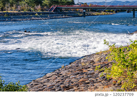 関電宇治発電所放水路から宇治川へ流れ出る激流 京都府宇治市 関電宇治発電所放水路から宇治川へ流れ出る激流 京都府宇治市 120237709