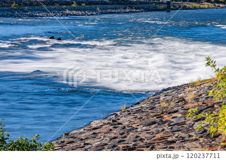 関電宇治発電所放水路から宇治川へ流れ出る激流　京都府宇治市 120237711