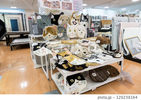 島忠ホームズ仙川店3階　家具コーナー　動物柄マット　東京都調布市若葉町 120238164