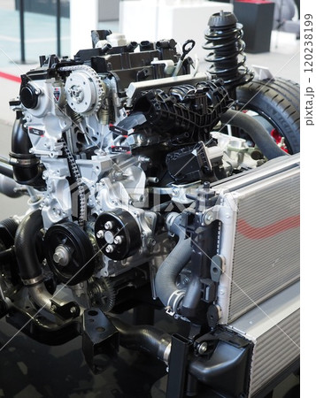 自動車エンジンの展示 120238199