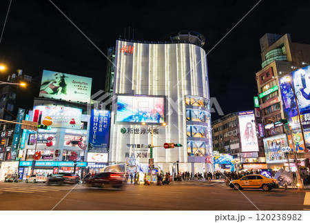 台北 夜の西門町 ※一部ソフトフォーカス 台北 夜の西門町 ※一部ソフトフォーカス 120238982