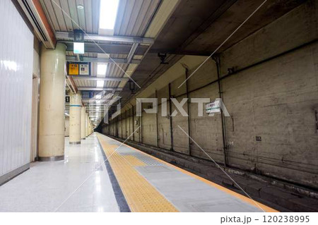 【東京】誰もいない地下駅のホーム 120238995