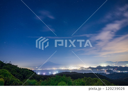 【静岡県】深夜の達磨山高原から望む駿河湾越しの富士山 120239026