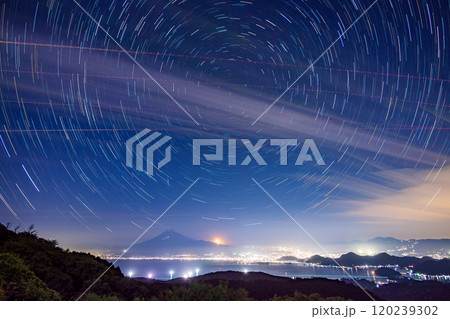 【静岡県】深夜（星空ぐるぐる）の達磨山高原から望む駿河湾越しの富士山 120239302