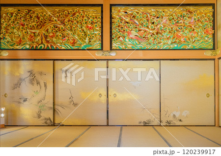 絢爛豪華な和室 120239917