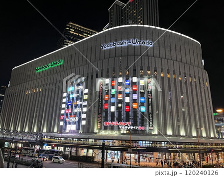 夜のヨドバシカメラ梅田 120240126