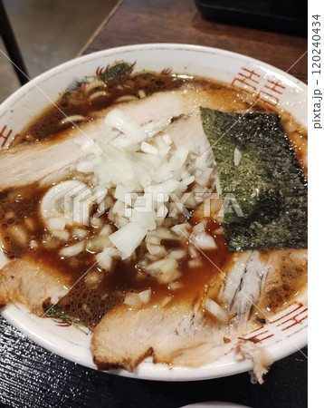 濃いめ出汁で刻み玉ねぎや海苔とチャーシューが乗った醤油ラーメン 濃いめ出汁で刻み玉ねぎや海苔とチャーシューが乗った醤油ラーメン 120240434