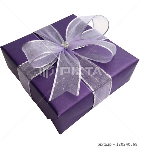パープルの包装紙と透け感のあるリボンで飾られたエレガントなギフトボックス 120240569