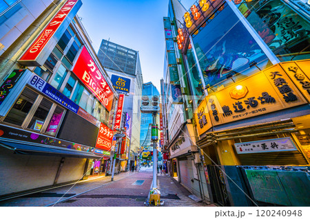 日本の東京都市景観 早朝の渋谷センター街から渋谷スクランブル交差点などを望む=9日、6時30分過ぎ 日本の東京都市景観 早朝の渋谷センター街から渋谷スクランブル交差点などを望む=9日、6時30分過ぎ 120240948
