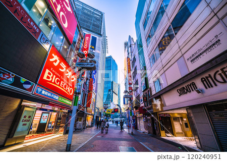日本の東京都市景観 早朝の渋谷センター街から渋谷スクランブル交差点などを望む=9日、6時30分過ぎ 日本の東京都市景観 早朝の渋谷センター街から渋谷スクランブル交差点などを望む=9日、6時30分過ぎ 120240951