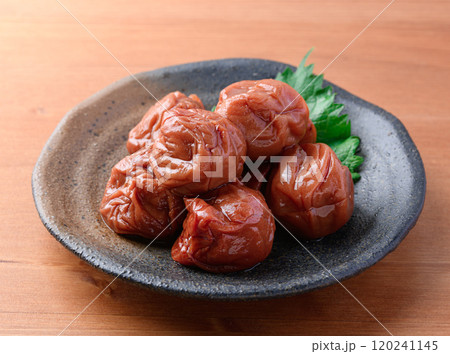 梅干し 紀州南高梅 （ 木目背景 ） 120241145