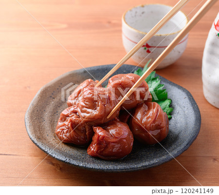 梅干し 紀州南高梅 ( 木目背景 ) 梅干し 紀州南高梅 ( 木目背景 ) 120241149