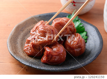 梅干し 紀州南高梅 （ 木目背景 ） 120241150