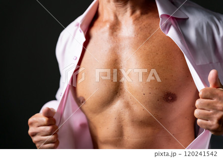 シニア　男性　筋肉美　ボディパーツ 120241542