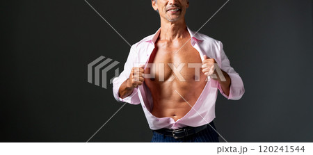 シニア　男性　筋肉美　ボディパーツ 120241544