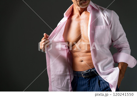 シニア　男性　筋肉美　ボディパーツ 120241550